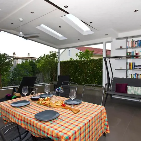 Luxury With Roofed Patio Near & Center *