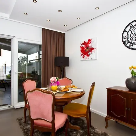 Apartment Luxury With Roofed Patio Near & Center *