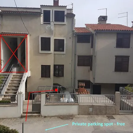 Apartment Luxury With Roofed Patio Near & Center