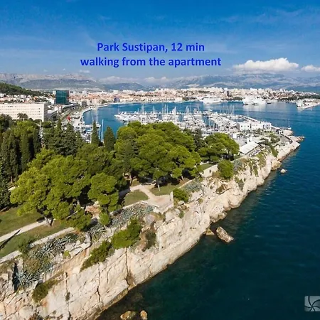 Luxury With Roofed Patio Near & Center Apartment *