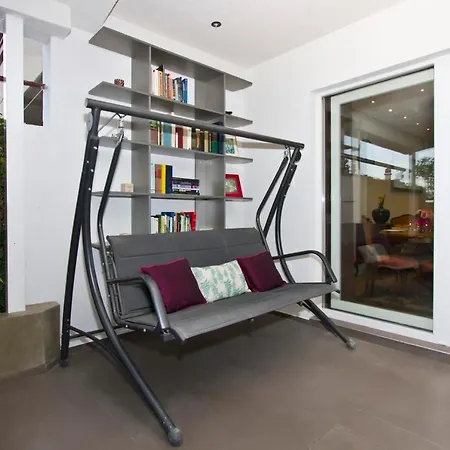 Apartment Luxury With Roofed Patio Near & Center Split