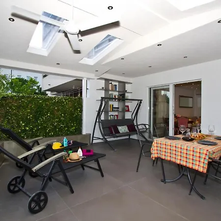 Luxury With Roofed Patio Near & Center Split