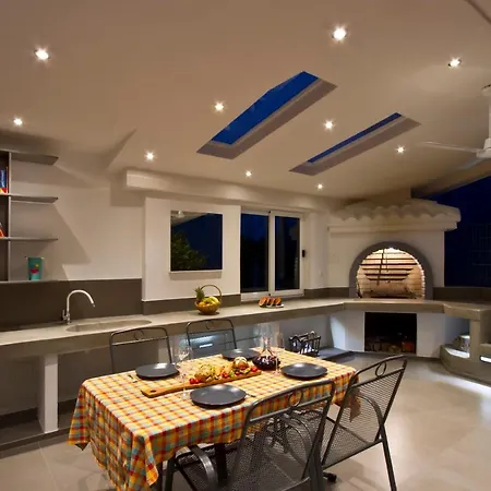 Luxury With Roofed Patio Near & Center