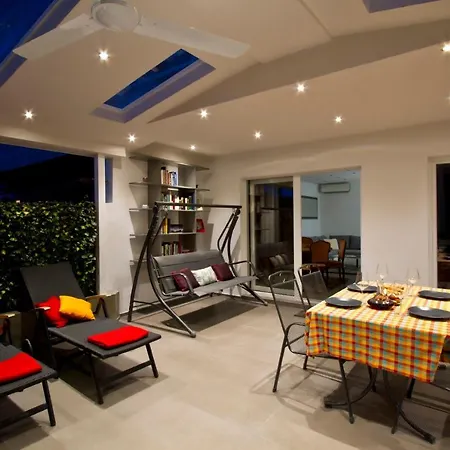 Apartment Luxury With Roofed Patio Near & Center *
