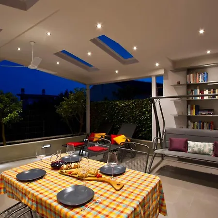 Luxury With Roofed Patio Near & Center Apartment Split